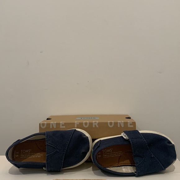Toms navy blue with white soles shoes. Size T5. - Picture 6 of 6